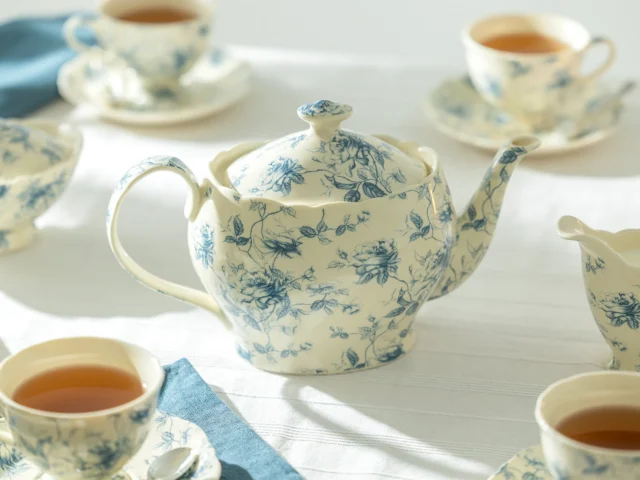Порцеляновий чайний сервіз